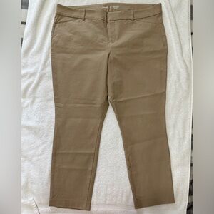Women’s Old Navy size 18 khaki mid-rise, Pixie Skinny & Secret Slimming pockets